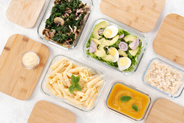 Batch cooking. Lunch box. Cuisiner par lots. Boîte à déjeuner. Préparation des repas de la semaine. Pâtes, salade, soupe. Repas équilibré. Nourriture saine.  Zero déchet. Repas tendance. Batchcooking