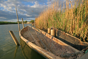 Cabanes de Lunel, barques sur le Canal près de l'étang de l'Or, zone humide Languedoc , nature...