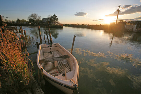 Cabanes de Lunel, barques sur le Canal pr&egrave;s de l'&eacute;tang de l'Or, zone humide Languedoc , nature Occitanie, petite camargue h&eacute;rault, barques de p&ecirc;che, n&eacute;gafols , roseaux, lagune, zen, marais