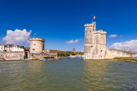 France, Nouvelle-Aquitaine, La Rochelle, Chain Tower and Saint Nicolas Tower marking entrance of old medieval harbor