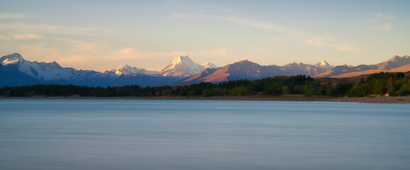 Fototapeta premium Lake Pukaki and Aoraki Mount Cook, New Zealand, Aoraki, Cook, Mountain, alps, alpine, lake, snow, glacier, Lord of the Rings, LOTR, Lord, Rings, landscape, sky, sunset, sunrise, beauty, nature,