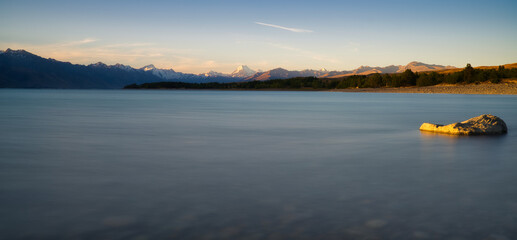 Fototapeta premium Lake Pukaki and Aoraki Mount Cook, New Zealand, Aoraki, Cook, Mountain, alps, alpine, lake, snow, glacier, Lord of the Rings, LOTR, Lord, Rings, landscape, sky, sunset, sunrise, beauty, nature,