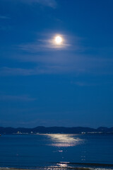 밤 바다 위에 달빛, Moonlight on the night sea