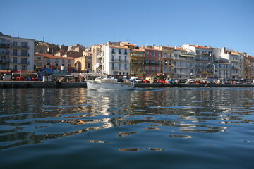 Canal de Sète, canal du Roi, quai, bateaux, façades, reflets, ciel, belle photo de Sète dans l'Hérault en Occitanie
