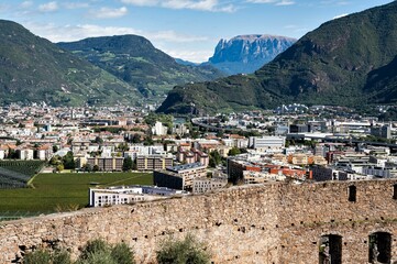 Obraz premium Blick auf die Provinzhauptstadt Bozen und dem Schlern im Hintergrund in Südtirol von Schloss Sigmundskron