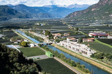Blick auf die Apfelplantagen und die Etsch  bei Bozen in Südtirol von Schloss  Sigmundskron