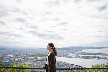Fototapeta premium 展望台にいる女性