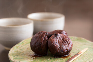 栗の渋皮煮と緑茶、日本の和菓子