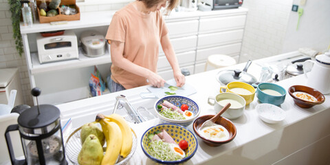 朝食の準備をする日本人の主婦