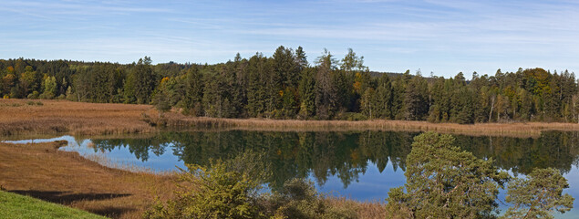 Panorama des Fohnsee im Bereich der Osterseen bei Seeshaupt (Oberbayern)