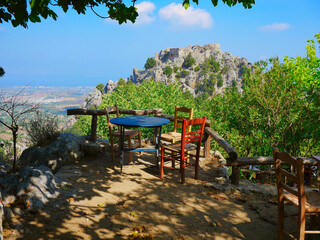 Bunte Tische und St&uuml;hle Cafe