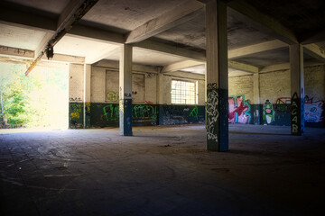 Alte Halle - Beatiful Decay - Abandoned - Verlassener Ort - Urbex / Urbexing - Lost Place - Artwork - Creepy - High quality photo	
 - obrazy, fototapety, plakaty