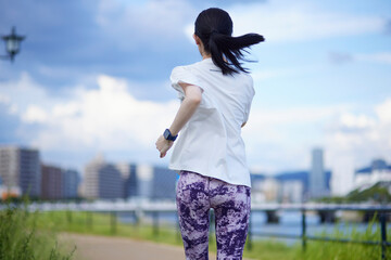 屋外で運動する若い日本人女性