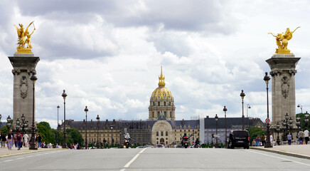 Blick auf das Hotel National des Invalides von der Brücke Pont Alexandre III