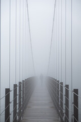 霧の中のつり橋