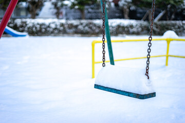 公園のブランコ　冬と雪のイメージ