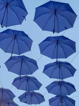 Paraguas azules en las calles de Valdepeñas. Ciudad Real. España