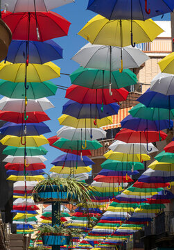 Paraguas de colores en las calles de Valdepeñas. Ciudad Real. España
