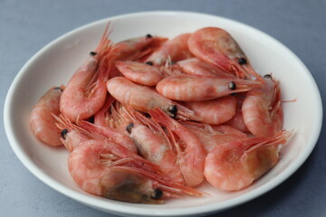 白皿にのった甘エビ