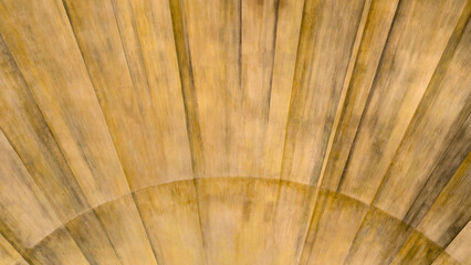 Ocker braun aufgemaltes Muster mit Strahlen im Halbkreis auf einer Wand in Nahaufnahme 