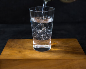 炭酸水をコップに注ぐ