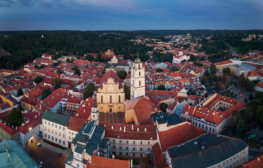 Wilno panorama miasta i Uniwersytet Wileński nocą