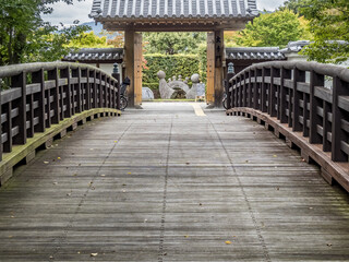 Fototapeta na wymiar 木造の橋が掛かる城門