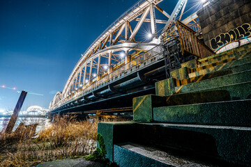 Obraz premium Freihafenelbbrücke in Hamburg bei Nacht