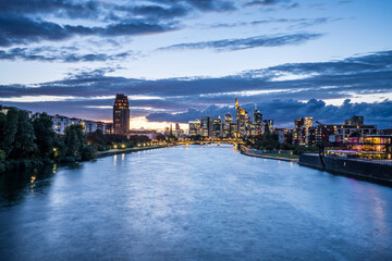 Fototapeta premium Sonnenuntergang in Frankfurt am Main