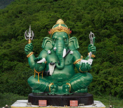 Ganesha le dieu &eacute;l&eacute;phant dans le monast&egrave;re de Wat Chon Lom dans la province de Racthaburi en Tha&iuml;lande