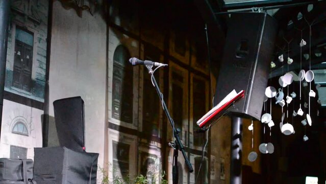 Scene shootings on performance. Notes and microphone.