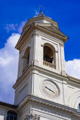 スペイン広場の頂点にたつトリニタ・デイ・モンティ教会（ローマ）