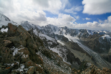 Fototapeta na wymiar View of the mountain peaks and glaciers of Kyrgyzstan.