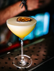 man hand bartender making cocktail in glass on the bar counter