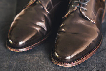 革靴のつま先の光沢
