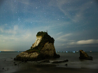 夫婦石と星空