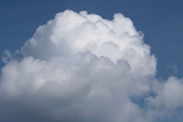 夏の青空と入道雲（積乱雲）の風景