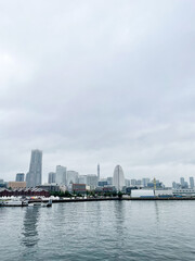 曇りの日の神奈川県横浜市みなとみらいの都市風景