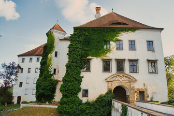 Fototapeta na wymiar Ortenburg, a castle next to Passau on the border to Austria