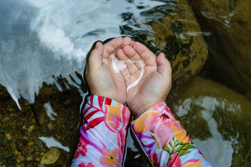 manos de una niña en el agua, medio ambiente