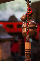 京都 夜の伏見稲荷大社の鳥居と大きな鈴