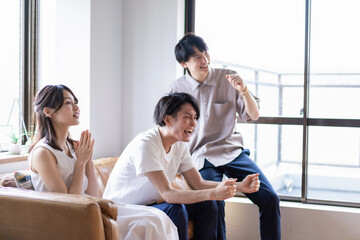 Fototapeta premium スポーツ観戦で盛り上がる若い男女