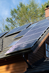 Panele fotowoltaiczne na dachu domu mieszkalnego