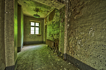 Korridor einer Ruine in grünem Licht