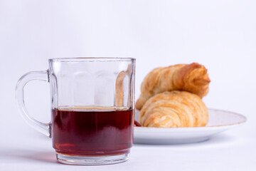 Copo de café com croissant