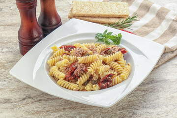 Pasta with tuna and tomato