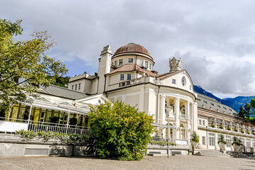 Fototapeta premium Meran, Kurhaus, Passer, Fluss, Passerpromenade, Kurpromenade, Altstadt, Vinschgau, Südtirol, Sommer, Herbst, Herbstsonne, Italien