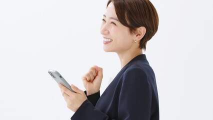 Naklejka premium ガッツポーズ・スマートフォンを使う女性