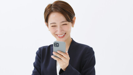 スマートフォンを使う女性