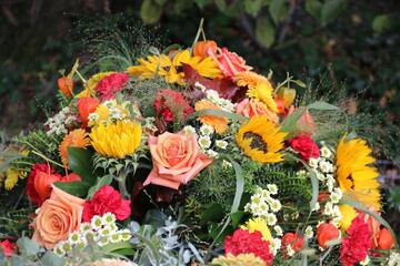 Bunte Blumen nach Beerdigung auf dem Friedhof